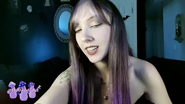 Snapshot of thevixenviolet chatting on 18, 10, 2025 thevixenviolet online show from 18, 10, 2025