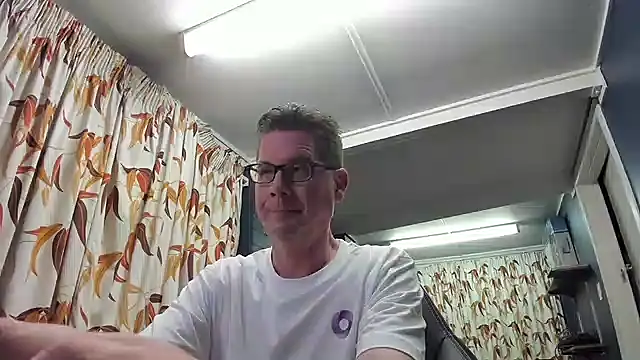 Snapshot of tilobinder chatting on 11, 12, 2024 tilobinder online show from 11, 12, 2024