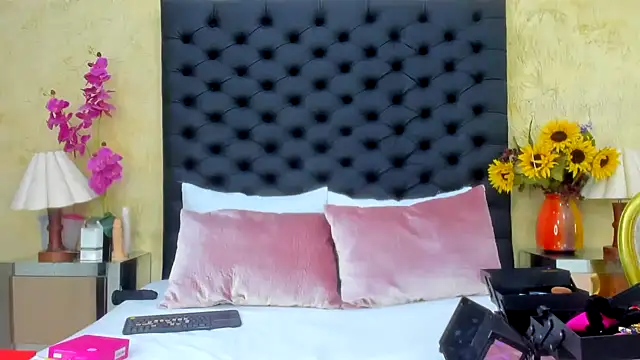 NahomiWhitel online show from 9, 10, 2025