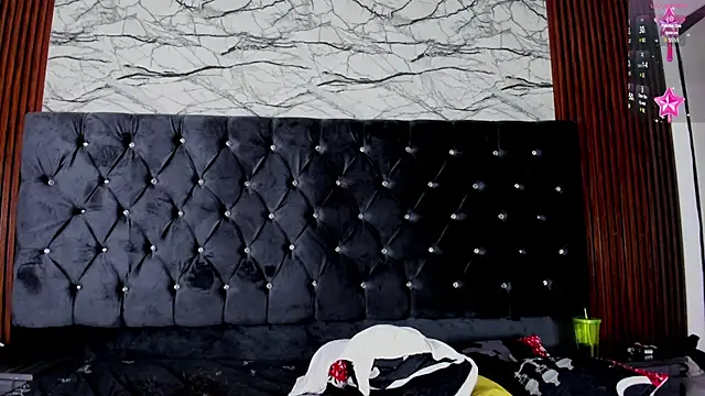 Snapshot of Emelyyy_ chatting on 14, 12, 2024 Emelyyy online show from 14, 12, 2024