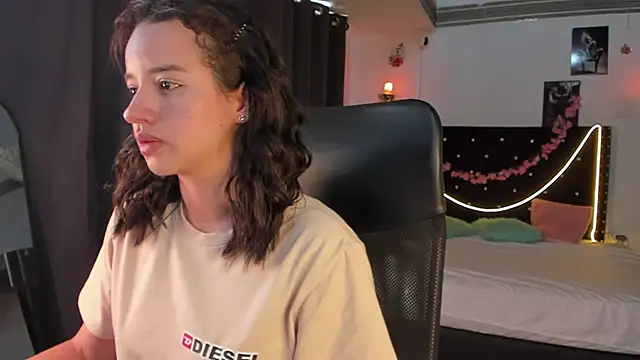 Snapshot of emilyrouxe chatting on 2, 3, 2025 emilyrouxe online show from 2, 3, 2025