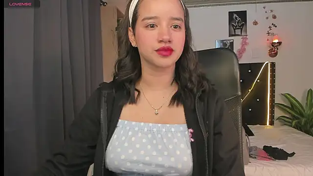 Snapshot of emilyrouxe chatting on 7, 3, 2025 emilyrouxe online show from 7, 3, 2025