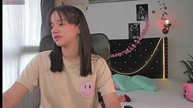 Snapshot of emilyrouxe chatting on 14, 3, 2025 emilyrouxe online show from 14, 3, 2025