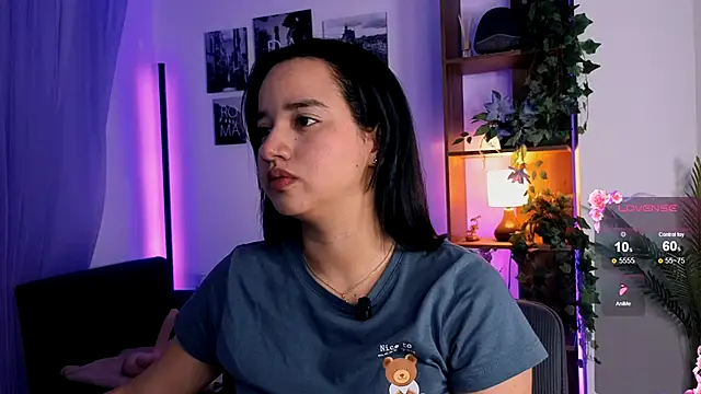 Snapshot of emilyrouxe chatting on 12, 9, 2025 emilyrouxe online show from 12, 9, 2025