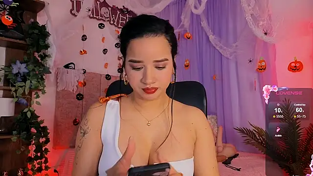 Snapshot of emilyrouxe chatting on 31, 10, 2025 emilyrouxe online show from 31, 10, 2025