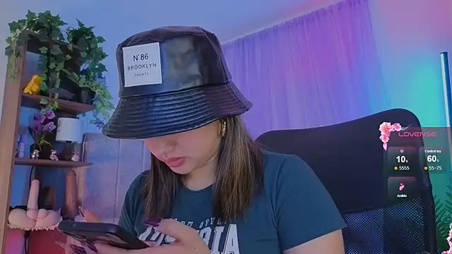 Snapshot of emilyrouxe chatting on 28, 11, 2025 emilyrouxe online show from 28, 11, 2025