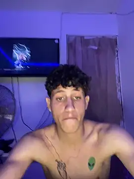 Snapshot of LatinBoysxxx chatting on 5, 1, 2025 LatinBoysxxx online show from 5, 1, 2025