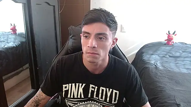 Snapshot of kv___xxx_ chatting on 15, 9, 2025 kv   xxx  online show from 15, 9, 2025