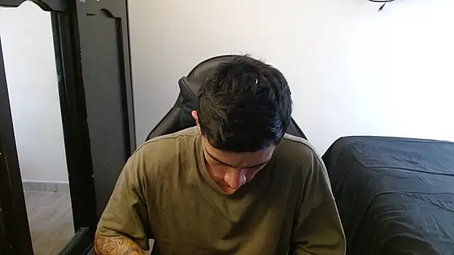 Snapshot of kv___xxx_ chatting on 26, 10, 2025 kv   xxx  online show from 26, 10, 2025