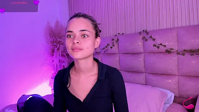 Snapshot of HannaRhodes chatting on 1, 7, 2026 HannaRhodes online show from 1, 7, 2026