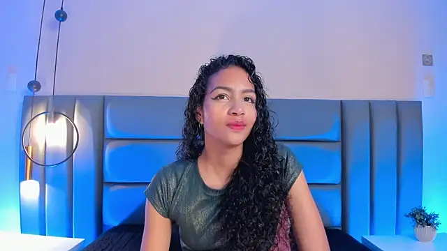 AntonellaHall  online show from 17, 3, 2025