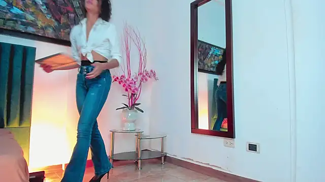 AntonellaHall  online show from 22, 3, 2025