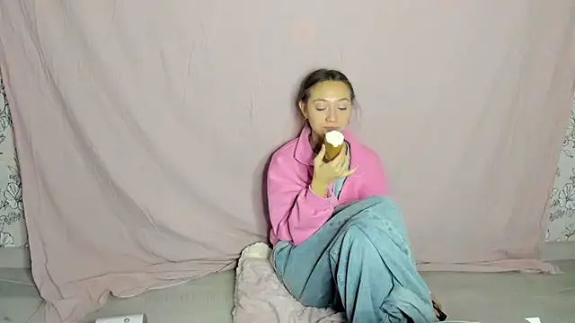 Snapshot of EllaSky_xoxo chatting on 18, 10, 2025 EllaSky xoxo online show from 18, 10, 2025