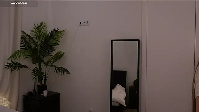 Lilly Colins online show from 17, 1, 2025