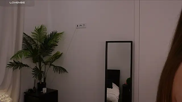 Lilly Colins online show from 17, 1, 2025