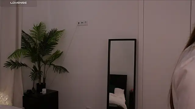 Lilly Colins online show from 23, 1, 2025