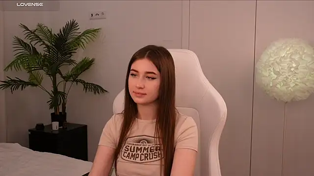 Lilly Colins online show from 27, 1, 2025