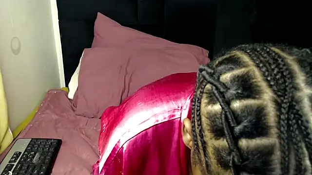 Snapshot of Busty-Londie chatting on 12, 11, 2025 Busty-Londie online show from 12, 11, 2025