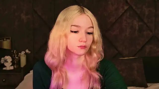 Snapshot of NaomiLoys chatting on 9, 11, 2025 NaomiLoys online show from 9, 11, 2025