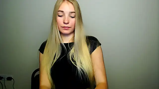 Snapshot of Queen_ofLove chatting on 13, 10, 2025 Queen ofLove online show from 13, 10, 2025