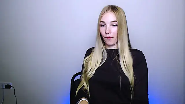 Snapshot of Queen_ofLove chatting on 6, 11, 2025 Queen ofLove online show from 6, 11, 2025