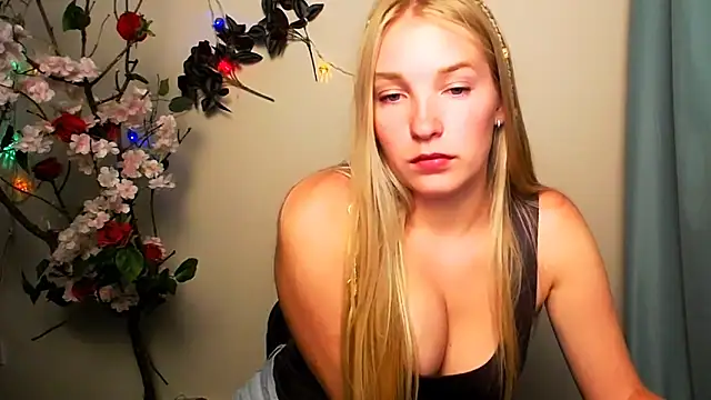 Snapshot of Queen_ofLove chatting on 10, 6, 2026 Queen ofLove online show from 10, 6, 2026