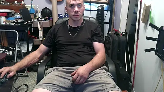 Snapshot of ScubaStevex chatting on 6, 11, 2025 ScubaStevex online show from 6, 11, 2025