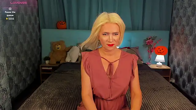 Luna  Lewis online show from 29, 10, 2025