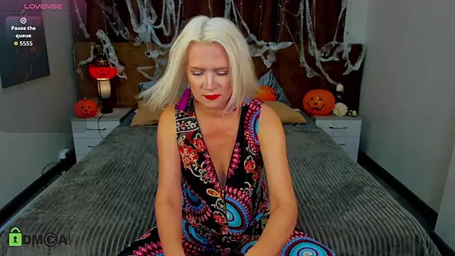 Luna  Lewis online show from 30, 10, 2025