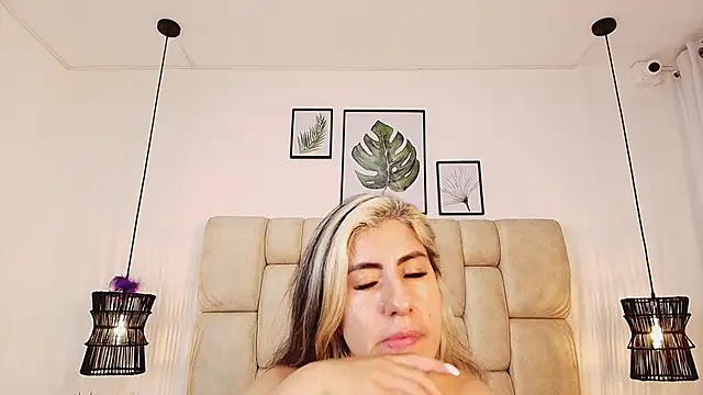 Snapshot of AdharaSmithh chatting on 4, 3, 2025 AdharaSmithh online show from 4, 3, 2025