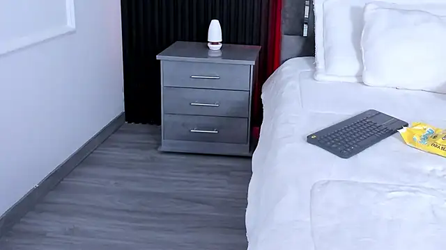 MiiaaMoonroee online show from 23, 2, 2025