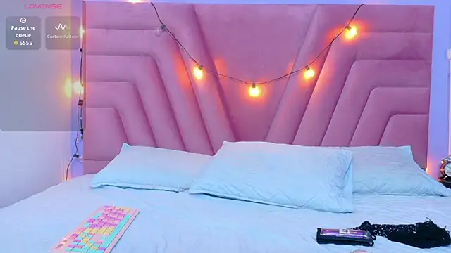 Snapshot of hornybarelylegalgirl chatting on 28, 11, 2025 hornybarelylegalgirl online show from 28, 11, 2025