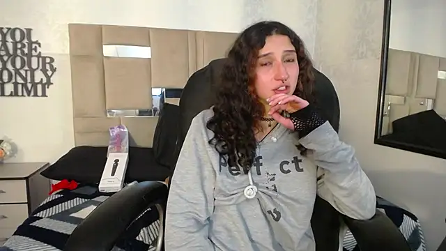 Queenjenn   online show from 26, 12, 2024