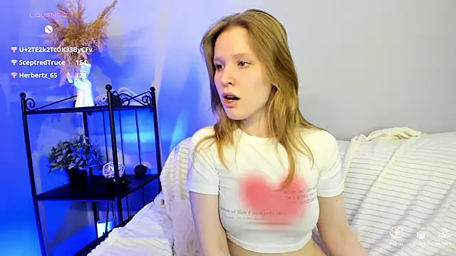 Snapshot of EvaStevs chatting on 4, 1, 2025 EvaStevs online show from 4, 1, 2025