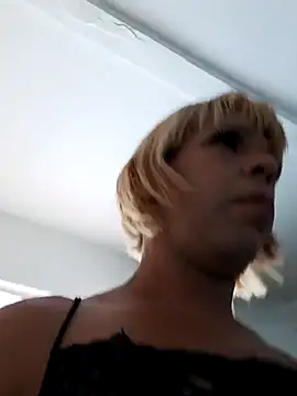 Snapshot of blondebitchlitle chatting on 10, 3, 2025 blondebitchlitle online show from 10, 3, 2025