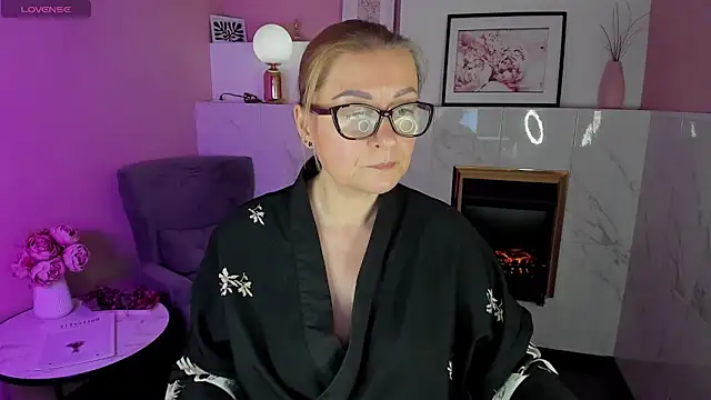 AlexandraKind online show from 4, 2, 2025