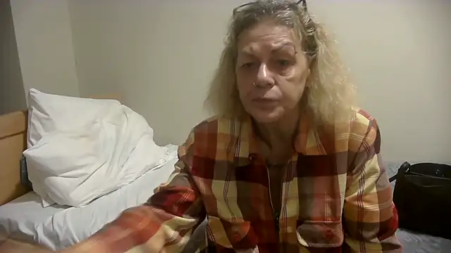 housewife shantie online show from 23, 10, 2025