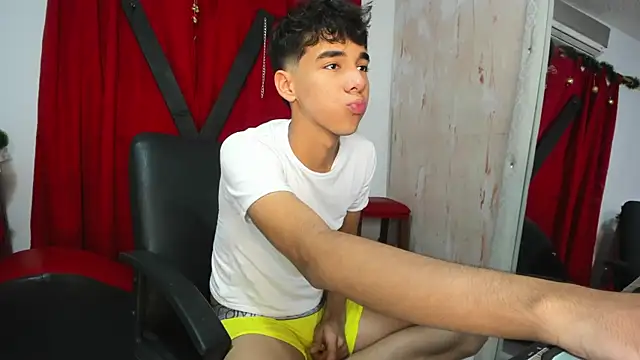 Snapshot of Harry_LatinBoy chatting on 12, 12, 2024 Harry LatinBoy online show from 12, 12, 2024