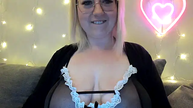 Snapshot of Lillyloo_ chatting on 12, 12, 2024 Lillyloo online show from 12, 12, 2024