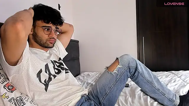 Snapshot of andrewChris_ chatting on 31, 12, 2024 andrewChris  online show from 31, 12, 2024