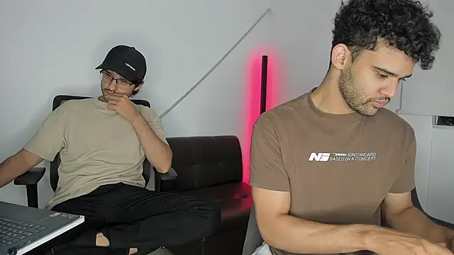 Snapshot of andrewChris_ chatting on 9, 10, 2025 andrewChris  online show from 9, 10, 2025