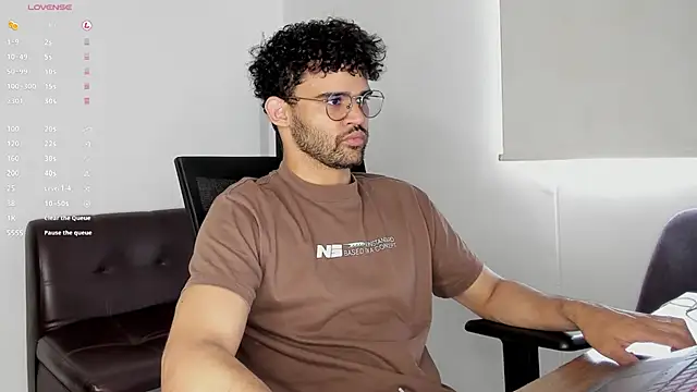 Snapshot of andrewChris_ chatting on 27, 10, 2025 andrewChris  online show from 27, 10, 2025