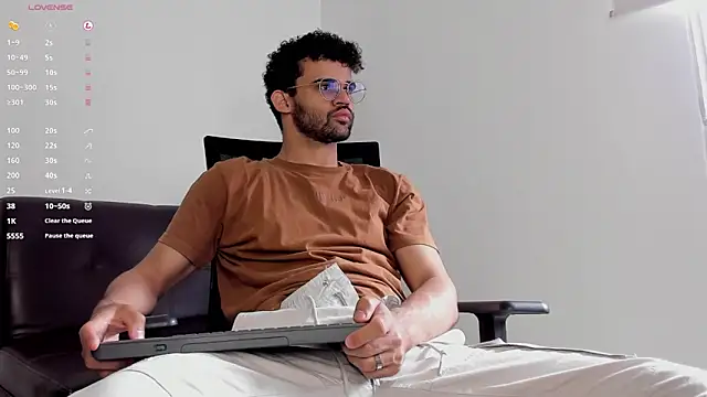 Snapshot of andrewChris_ chatting on 28, 10, 2025 andrewChris  online show from 28, 10, 2025