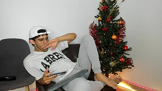 Snapshot of andrewChris_ chatting on 27, 11, 2025 andrewChris online show from 27, 11, 2025