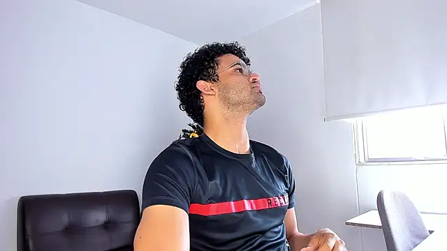 Snapshot of andrewChris_ chatting on 27, 11, 2025 andrewChris online show from 27, 11, 2025