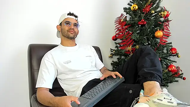 Snapshot of andrewChris_ chatting on 30, 11, 2025 andrewChris online show from 30, 11, 2025