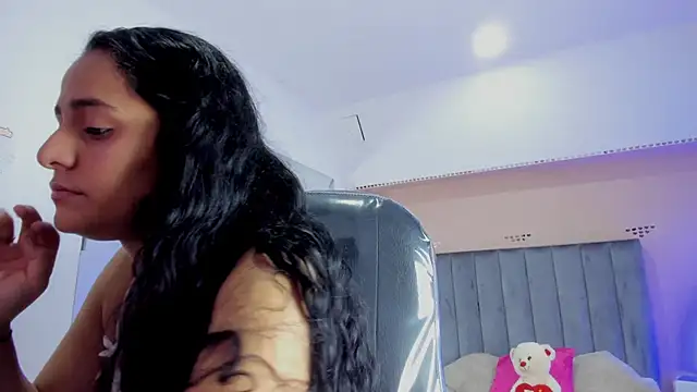 Giselle Roldan online show from 12, 11, 2025