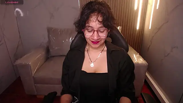 Snapshot of Lili_Gomez_ chatting on 21, 11, 2025 Lili Gomez online show from 21, 11, 2025