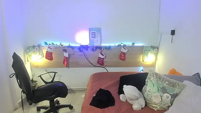 Snapshot of Emyli_rousse_ chatting on 21, 12, 2024 Emyli rousse online show from 21, 12, 2024