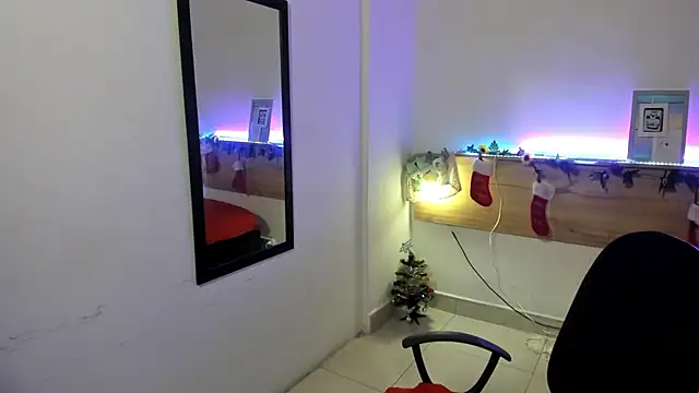 Snapshot of Emyli_rousse_ chatting on 28, 12, 2024 Emyli rousse online show from 28, 12, 2024